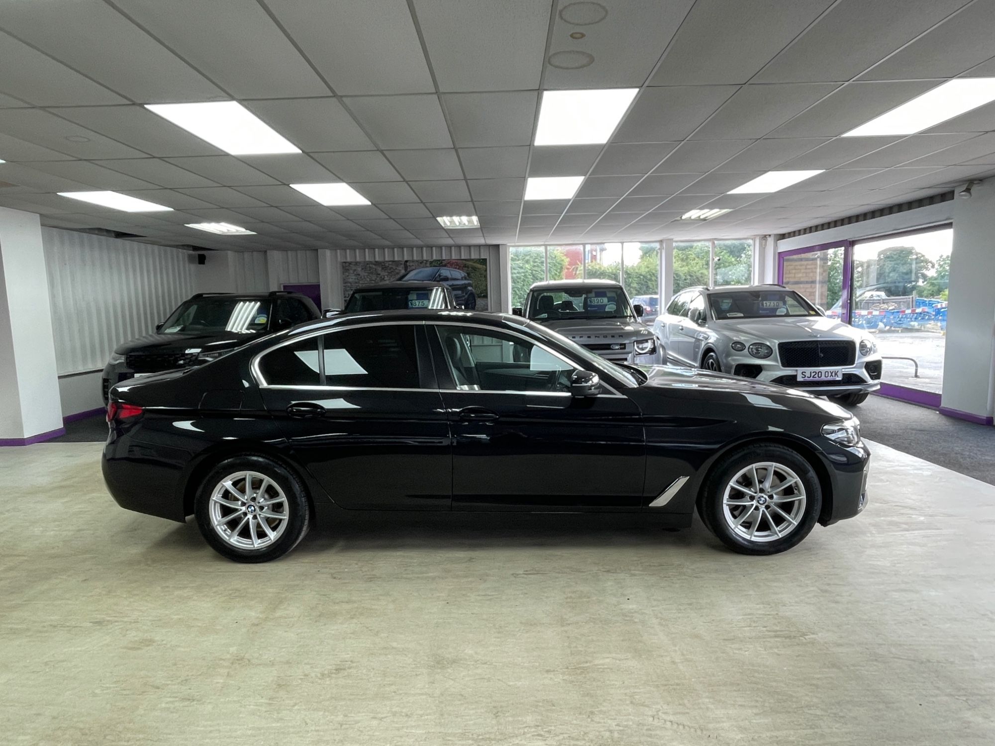 USED 2022 22 BMW 5 SERIES 2.0 520i MHT SE Saloon 4dr Petrol Hybrid Steptronic Euro 6 (s/s) (184 ps) 