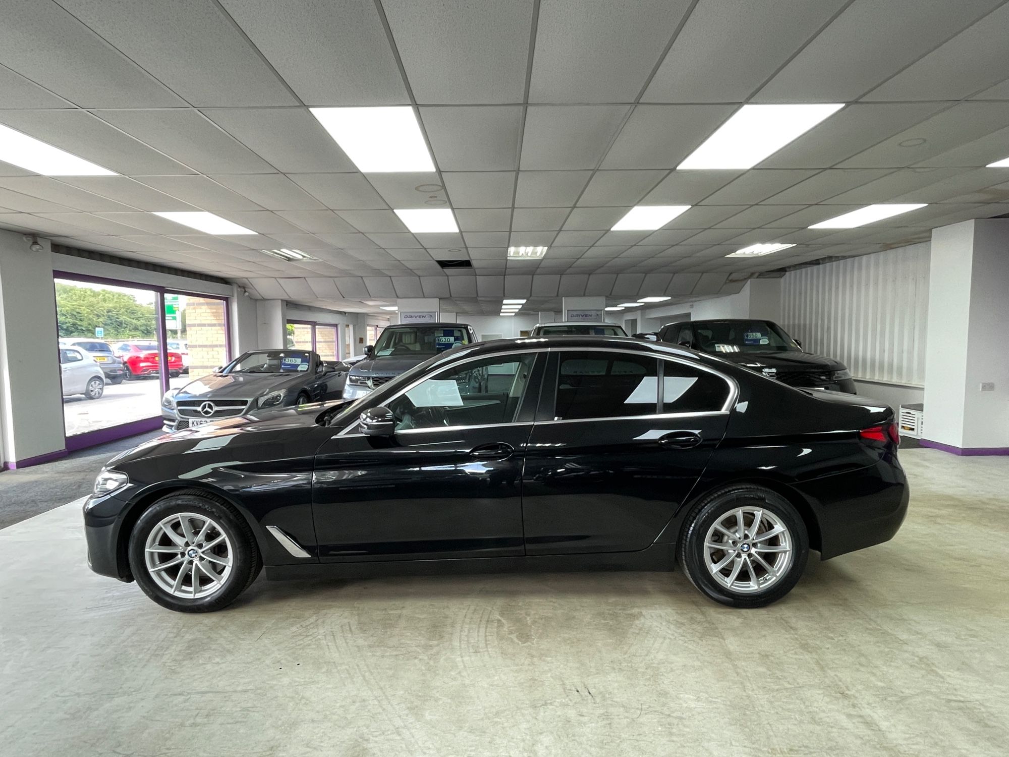 USED 2022 22 BMW 5 SERIES 2.0 520i MHT SE Saloon 4dr Petrol Hybrid Steptronic Euro 6 (s/s) (184 ps) 