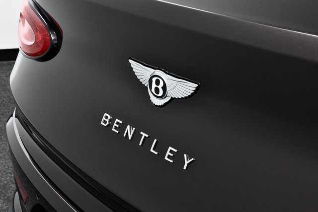 USED 2025 75 BENTLEY BENTAYGA 4.0 V8 Azure EWB SUV 5dr Petrol Auto 4WD Euro 6 (s/s) (550 ps) 1 Owner | &pound;48k Extras | 1 Off