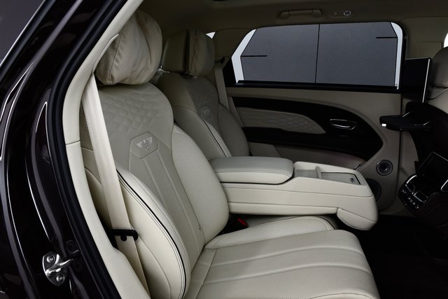 USED 2025 75 BENTLEY BENTAYGA 4.0 V8 Azure EWB SUV 5dr Petrol Auto 4WD Euro 6 (s/s) (550 ps) 1 Owner | &pound;48k Extras | 1 Off