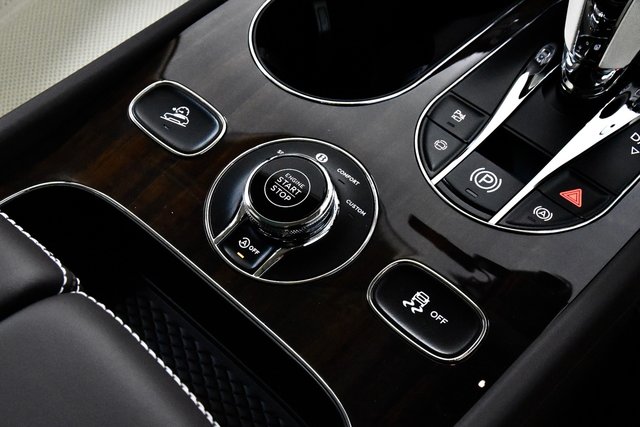 USED 2025 75 BENTLEY BENTAYGA 4.0 V8 Azure EWB SUV 5dr Petrol Auto 4WD Euro 6 (s/s) (550 ps) 1 Owner | &pound;48k Extras | 1 Off