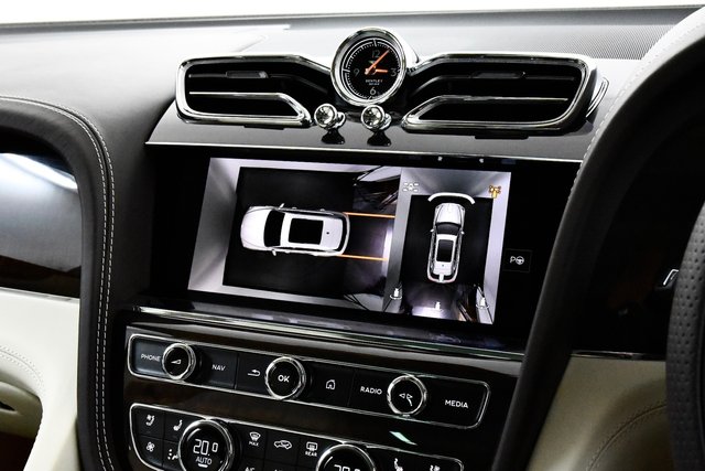 USED 2025 75 BENTLEY BENTAYGA 4.0 V8 Azure EWB SUV 5dr Petrol Auto 4WD Euro 6 (s/s) (550 ps) 1 Owner | &pound;48k Extras | 1 Off