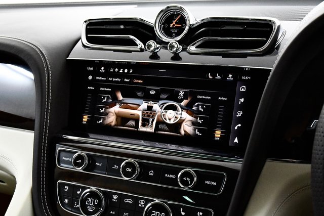 USED 2025 75 BENTLEY BENTAYGA 4.0 V8 Azure EWB SUV 5dr Petrol Auto 4WD Euro 6 (s/s) (550 ps) 1 Owner | &pound;48k Extras | 1 Off