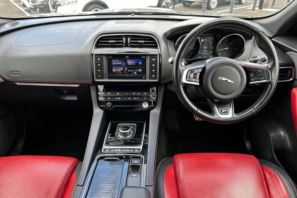 2017 Jaguar F-PACE thumbnail 11