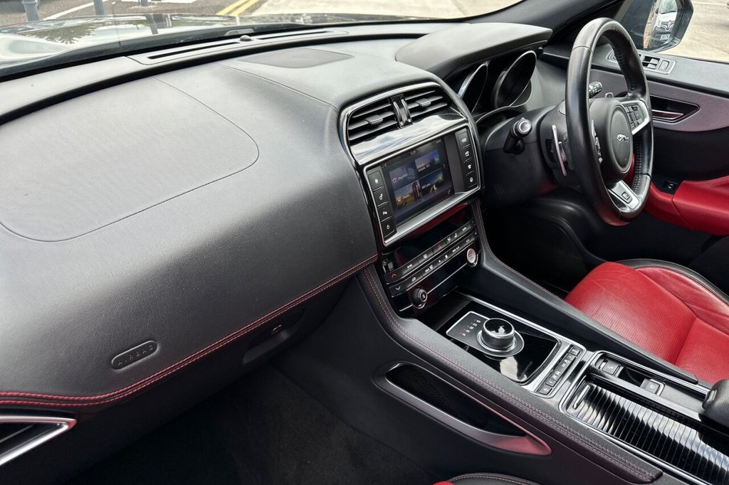 2017 Jaguar F-PACE thumbnail 15