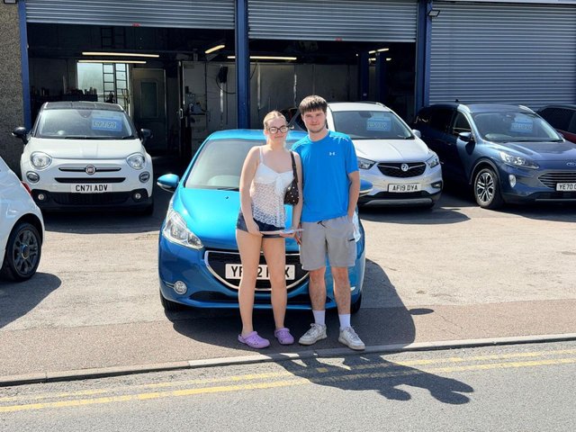 View our PEUGEOT 208