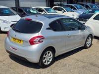 USED 2015 15 PEUGEOT 208 1.2 VTi PureTech Style Hatchback 3dr Petrol Manual Euro 6 (82 ps) LOW MILES + PANORAMIC SUNROOF + SAT NAV + SENSORS + TOUCHSCREEN