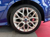 USED 2017 17 FORD FOCUS 1.0T EcoBoost ST-Line Hatchback 5dr Petrol Manual Euro 6 (s/s) (125 ps) DEEP IMPACT BLUE, 17 INCH ROCK METALLIC ALLOY WHEELS, 8 INCH TOUCHSCREEN WITH DAB AUDIO SYSTEM, HEATED ELECTRIC DOOR MIRRORS, FORD DAB NAVIGATION SYSTEM, HALOGEN HEADLIGHTS, LED DAYTIME RUNNING LIGHTS