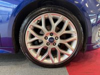 USED 2017 17 FORD FOCUS 1.0T EcoBoost ST-Line Hatchback 5dr Petrol Manual Euro 6 (s/s) (125 ps) DEEP IMPACT BLUE, 17 INCH ROCK METALLIC ALLOY WHEELS, 8 INCH TOUCHSCREEN WITH DAB AUDIO SYSTEM, HEATED ELECTRIC DOOR MIRRORS, FORD DAB NAVIGATION SYSTEM, HALOGEN HEADLIGHTS, LED DAYTIME RUNNING LIGHTS