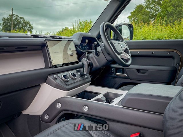 View our LAND ROVER DEFENDER 90