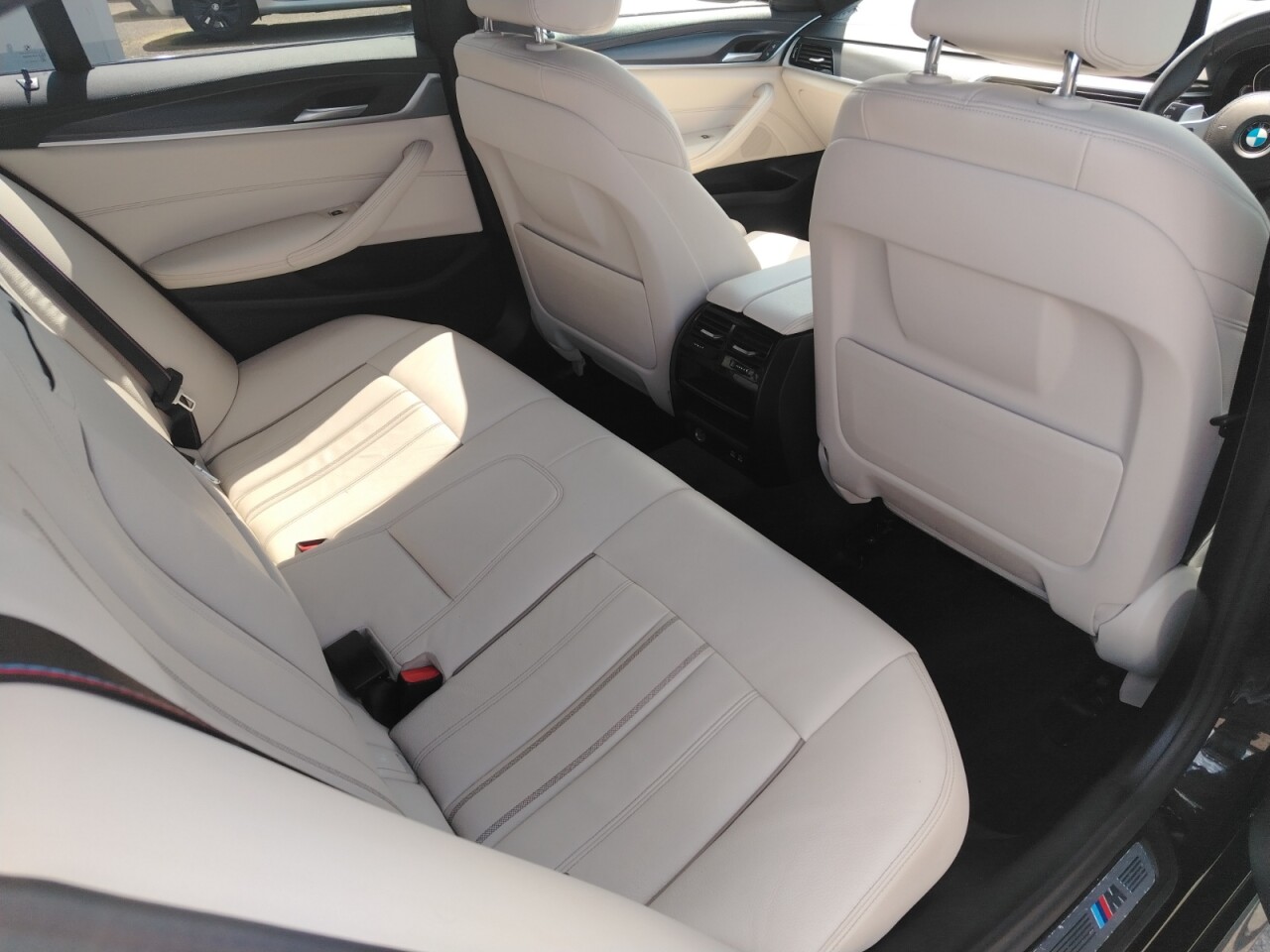 2022 BMW 5 SERIES 2.0 520d MHT M Sport Saloon 4dr Diesel Hybrid Steptronic Euro 6 (s/s) (190 - vehicle photo 18 for sale on PureCar