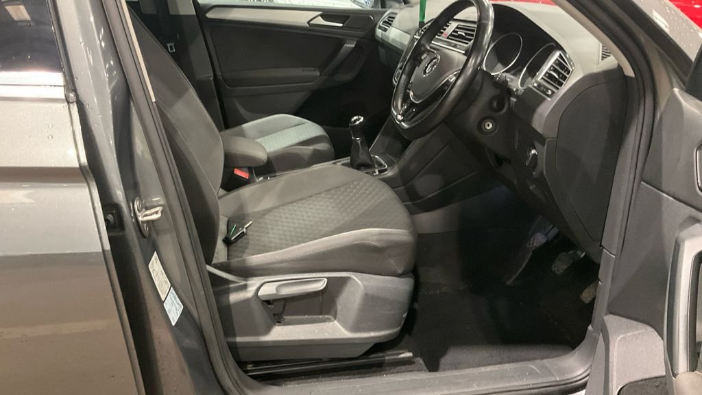 USED 2017 17 VOLKSWAGEN TIGUAN 2.0 TDI BlueMotion Tech SE SUV 5dr Diesel Manual Euro 6 (s/s) (150 ps) SERVICE HISTORY + 2 KEYS