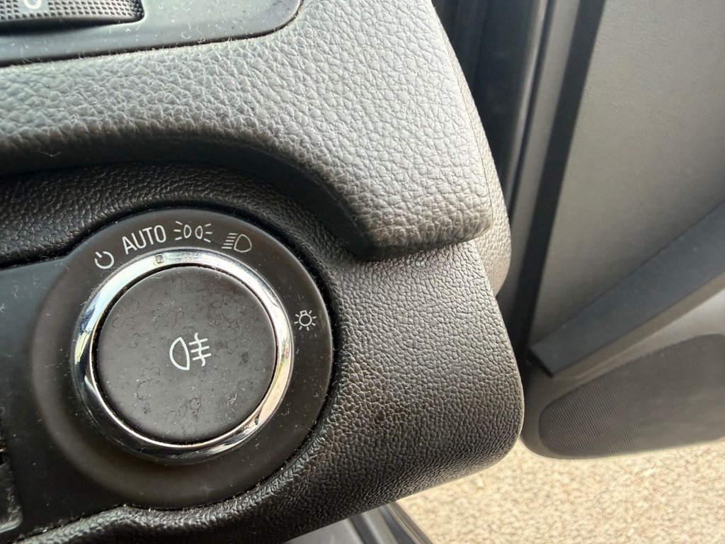 2011 Vauxhall Insignia thumbnail 16