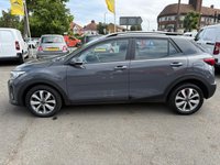 USED 2022 72 KIA STONIC Grey 1.0 T-GDi 2 SUV, 20,434 miles, Euro 6, Automatic, 16in Alloys, 8in Touchscreen, CarPlay/Android Auto, Bluetooth, Cruise, A/C.! This 2022 Kia Stonic T GDi 2 is a superb example, boasting exceptionally low mileage for its age with only 20434 miles covered by its single owner. This Euro 6 compliant 1.0 litre petrol model comes with a full service history, ensuring its mechanical well being, and will be supplied with a fresh 12 months MOT for your peace of mind. Inside, you'll find a host of convenient features designed to enhance your driving experience, including Apple CarPlay and Android Auto with voice control, allowing