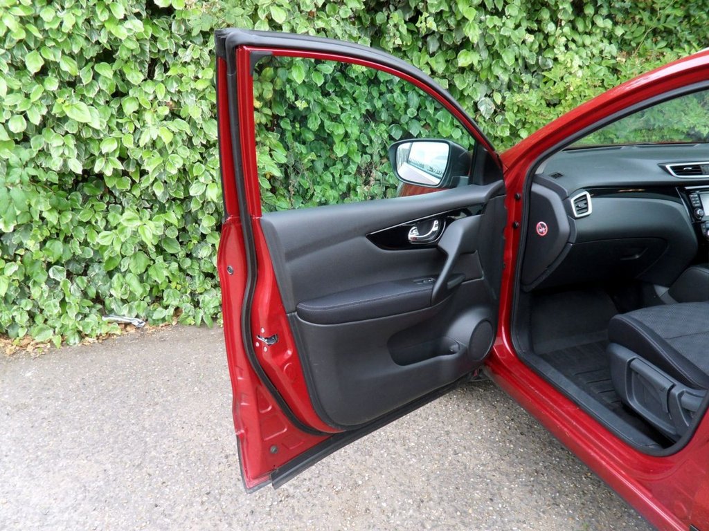 USED 2014 64 NISSAN QASHQAI 1.2 DIG-T n-tec+ SUV 5dr Petrol Manual 2WD Euro 5 (s/s) (115 ps) Pan Roof Sat Nav Privacy 360 Camera