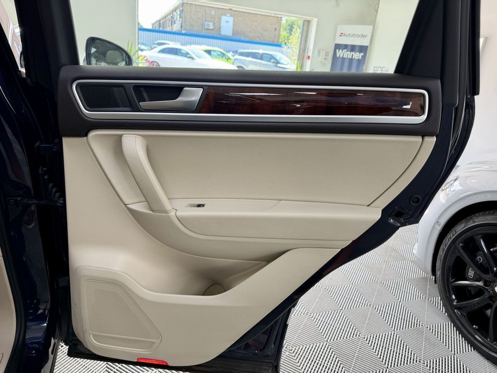 USED 2012 12 VOLKSWAGEN TOUAREG 3.0 TDI V6 BlueMotion Tech SE SUV 5dr Diesel Tiptronic 4WD Euro 5 (s/s) (245 ps) 