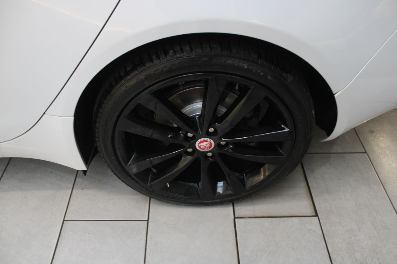 Jaguar XE 2.0d Portfolio Saloon 4dr Diesel Auto Euro 6 (s/S) (180 Ps ...