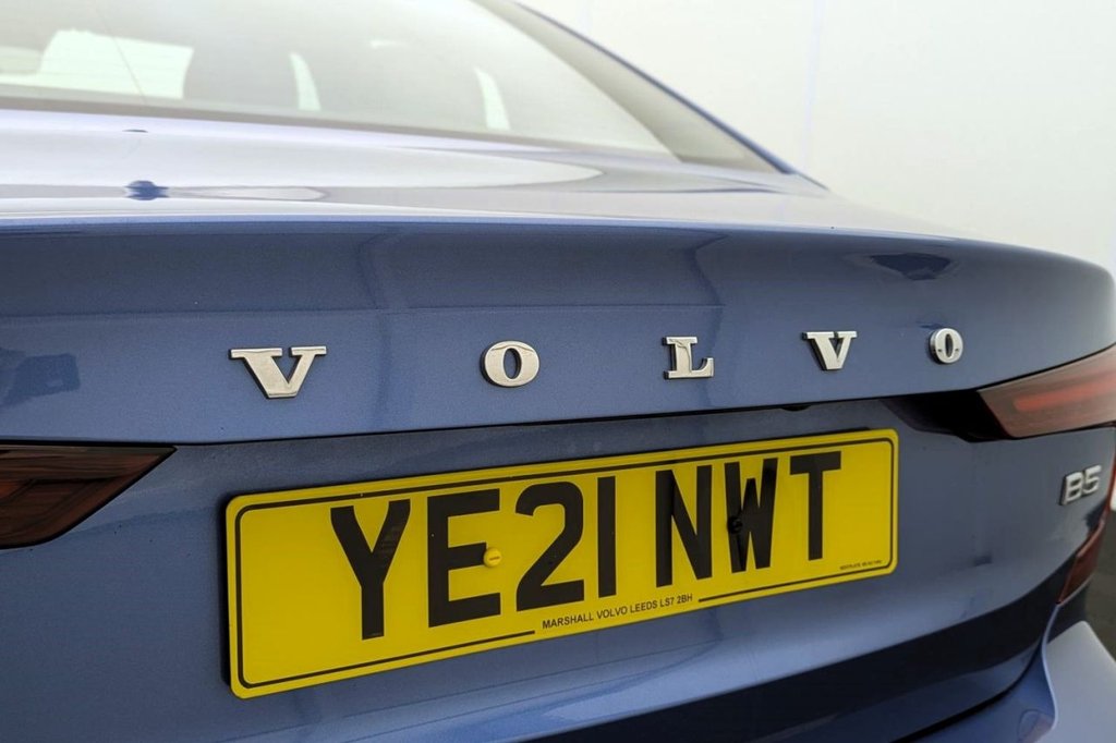 USED 2021 21 VOLVO S60 2.0 B5 MHEV R-Design Saloon 4dr Petrol Hybrid Auto Euro 6 (s/s) (250 ps) Sat Nav, Camera, Keyless