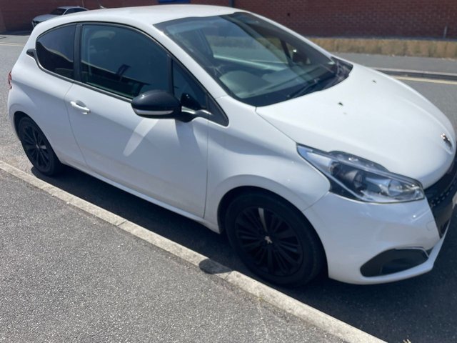 View our Peugeot 208 1.2 PureTech Black Edition Hatchback 3dr Petrol Manual Euro 6 (82 ps)
