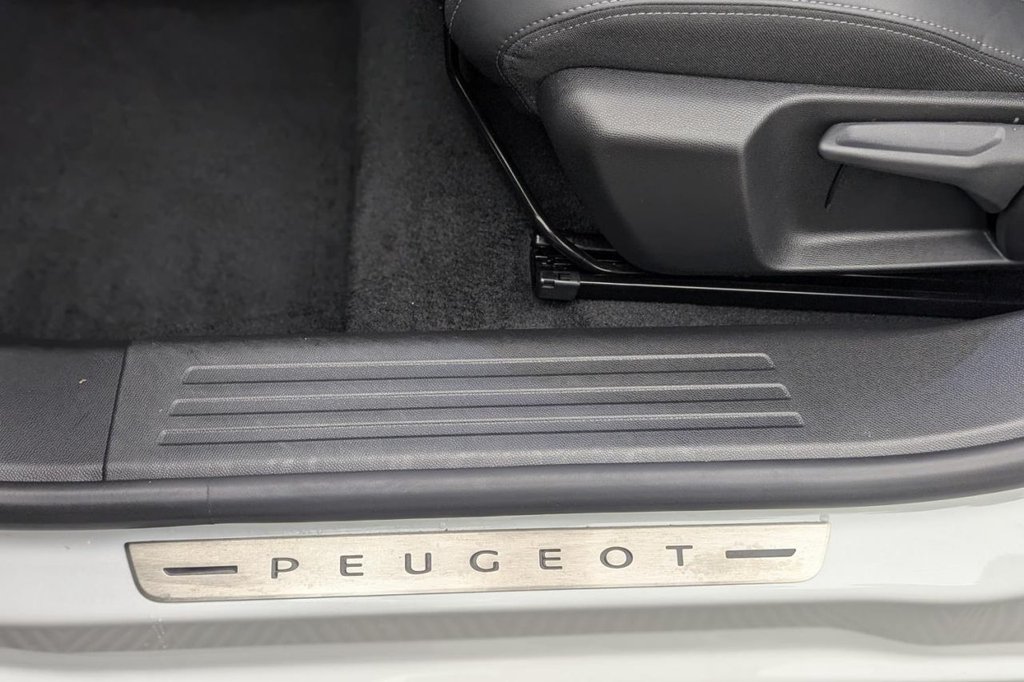 USED 2023 23 PEUGEOT E-2008 50kWh GT SUV 5dr Electric Auto (7kW Charger) (136 ps) Car Play, Camera, Sat Nav