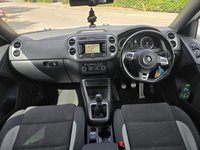 USED 2015 64 VOLKSWAGEN TIGUAN 2.0 TDI BlueMotion Tech R-Line SUV 5dr Diesel Manual 4WD Euro 5 (s/s) (Nav) (140 ps) 