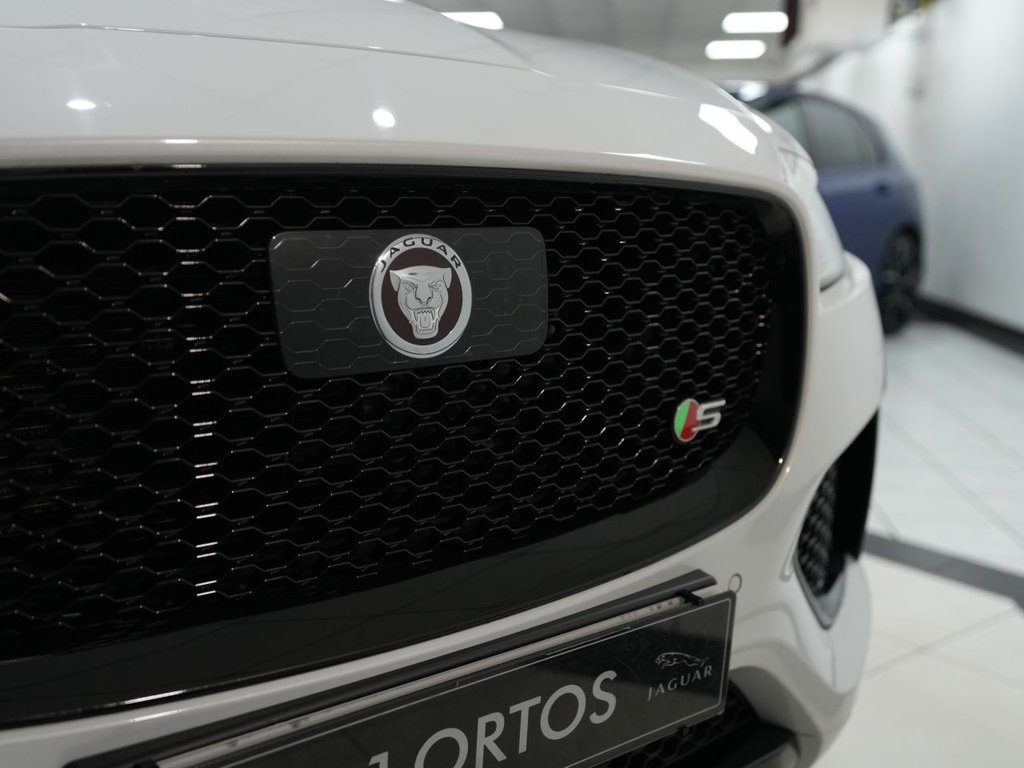2019 Jaguar F-Pace thumbnail 4