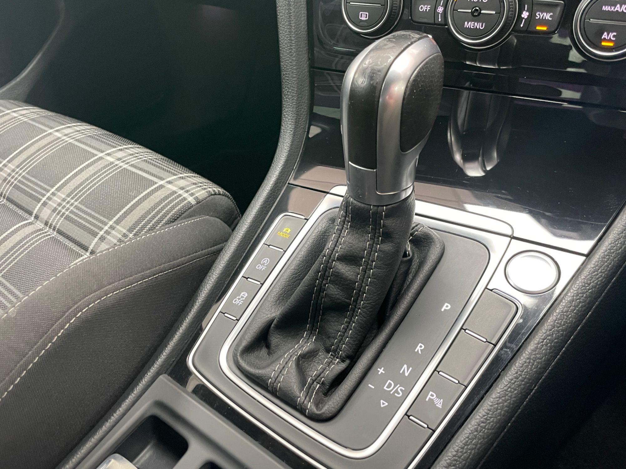 USED 2019 19 VOLKSWAGEN GOLF 2.0 TDI GTD Hatchback 5dr Diesel DSG Euro 6 (s/s) (184 ps) 