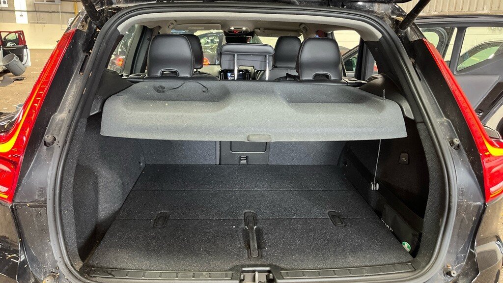 USED 2020 20 VOLVO XC40 2.0 T4 Momentum Pro SUV 5dr Petrol Auto Euro 6 (s/s) (190 ps) 