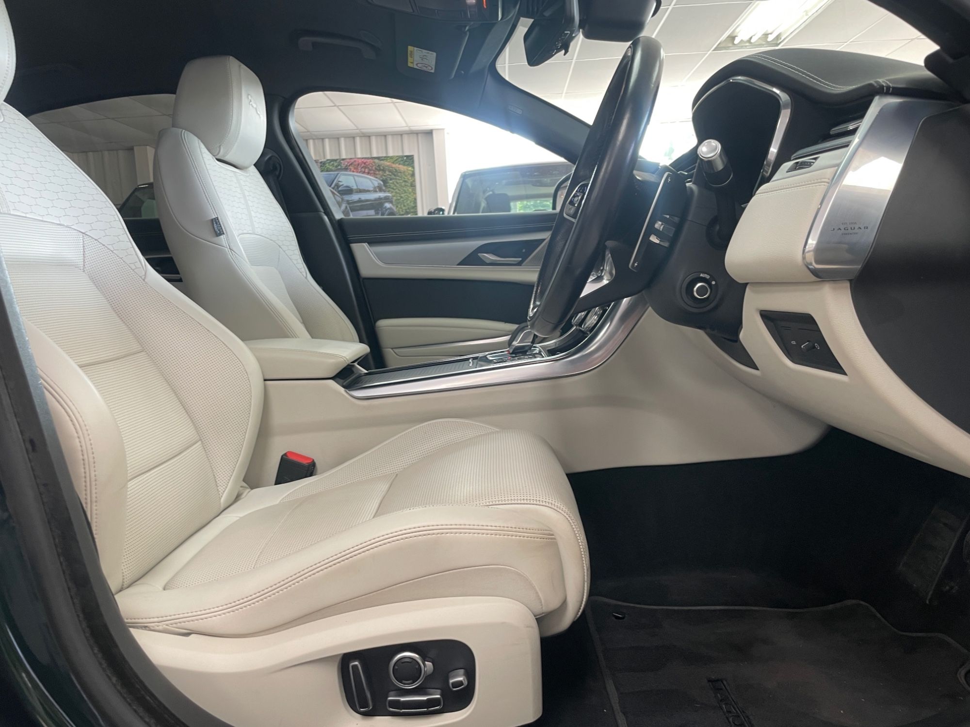 USED 2021 15 JAGUAR XF 2.0 D200 MHEV R-Dynamic SE Saloon 4dr Diesel Auto Euro 6 (s/s) (204 ps) 