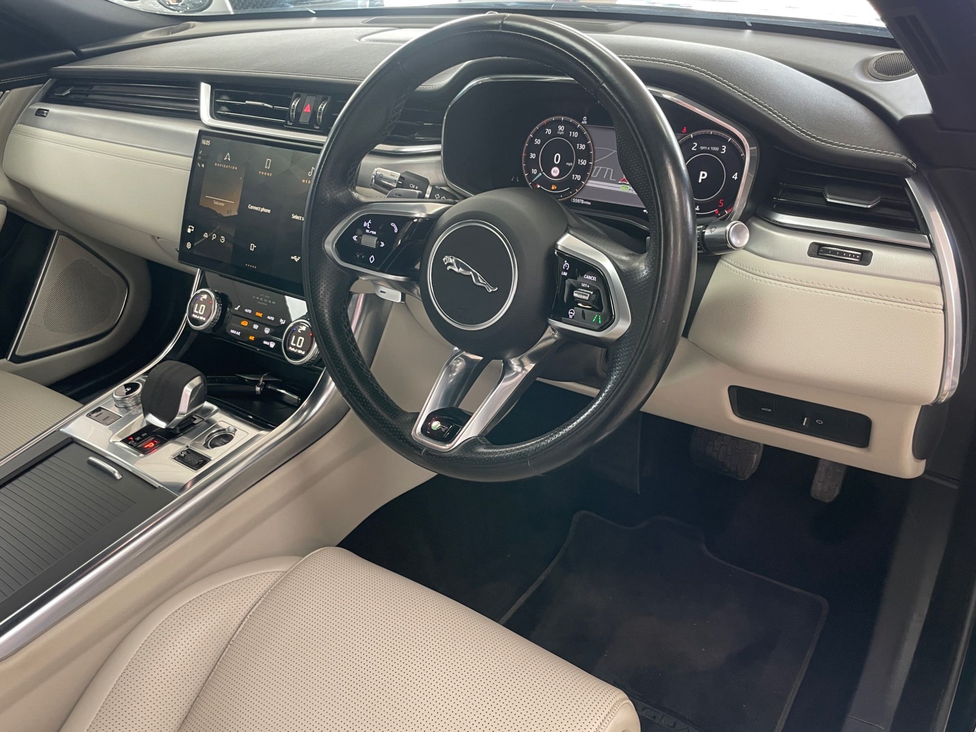USED 2021 15 JAGUAR XF 2.0 D200 MHEV R-Dynamic SE Saloon 4dr Diesel Auto Euro 6 (s/s) (204 ps) 