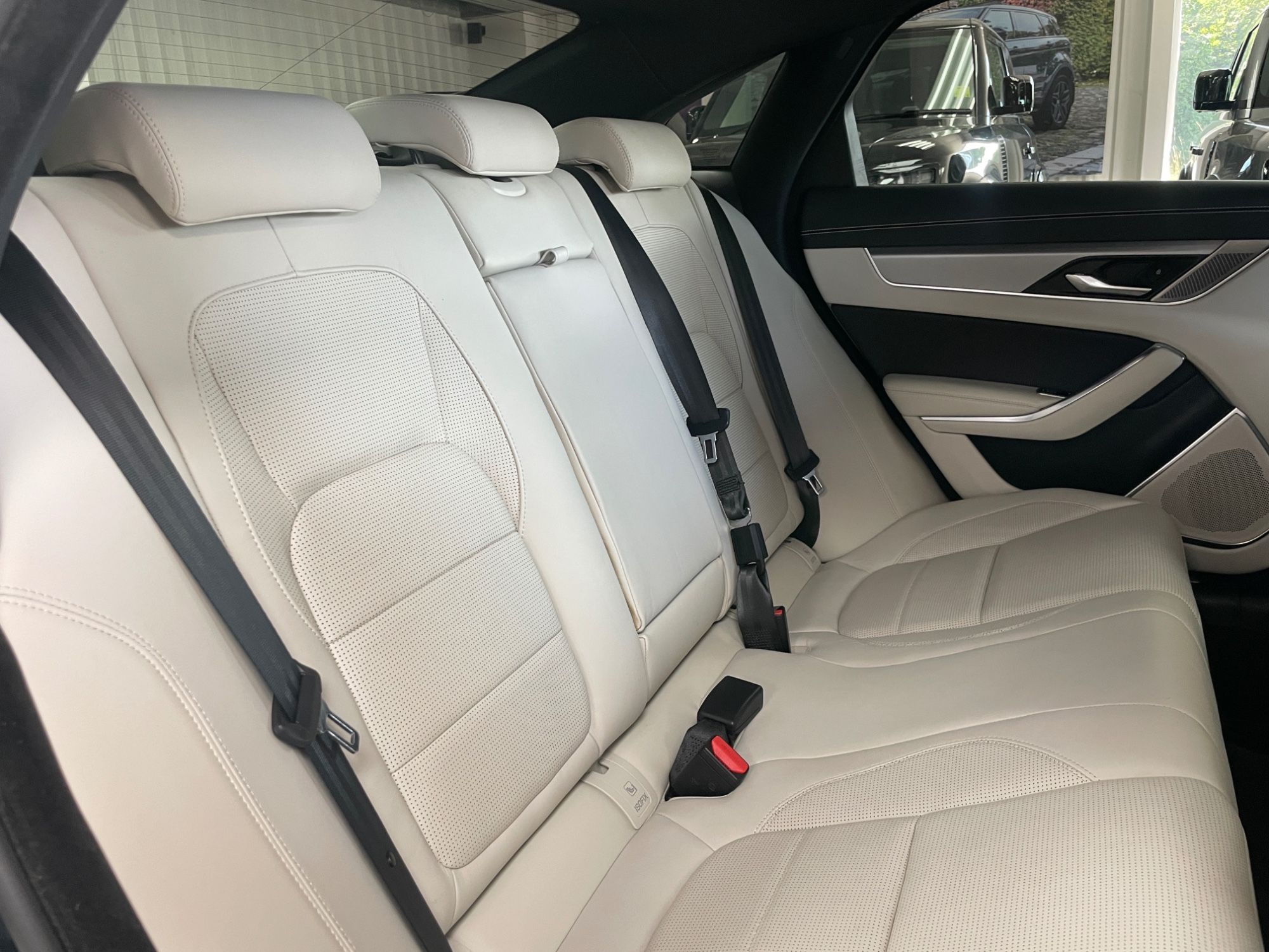 USED 2021 15 JAGUAR XF 2.0 D200 MHEV R-Dynamic SE Saloon 4dr Diesel Auto Euro 6 (s/s) (204 ps) 