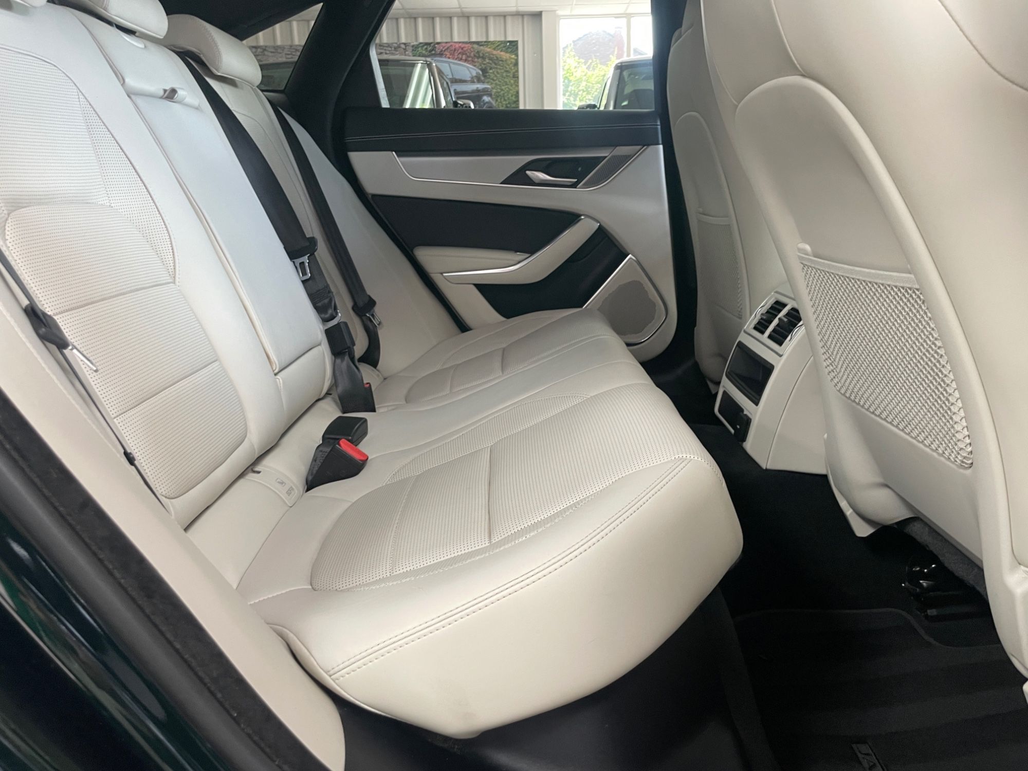 USED 2021 15 JAGUAR XF 2.0 D200 MHEV R-Dynamic SE Saloon 4dr Diesel Auto Euro 6 (s/s) (204 ps) 
