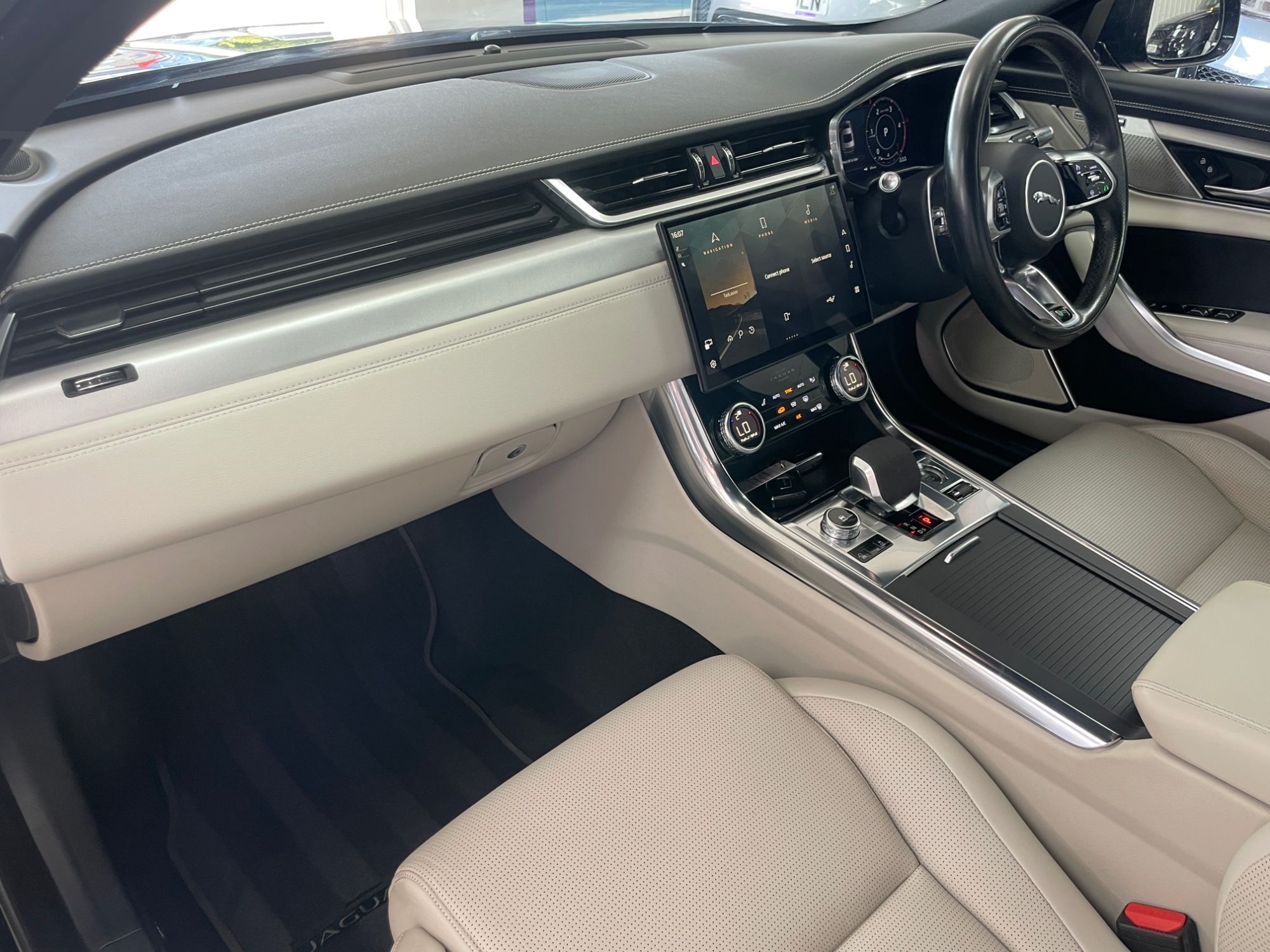 USED 2021 15 JAGUAR XF 2.0 D200 MHEV R-Dynamic SE Saloon 4dr Diesel Auto Euro 6 (s/s) (204 ps) 
