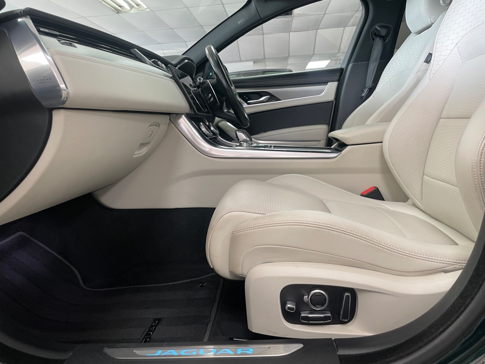 USED 2021 15 JAGUAR XF 2.0 D200 MHEV R-Dynamic SE Saloon 4dr Diesel Auto Euro 6 (s/s) (204 ps) 
