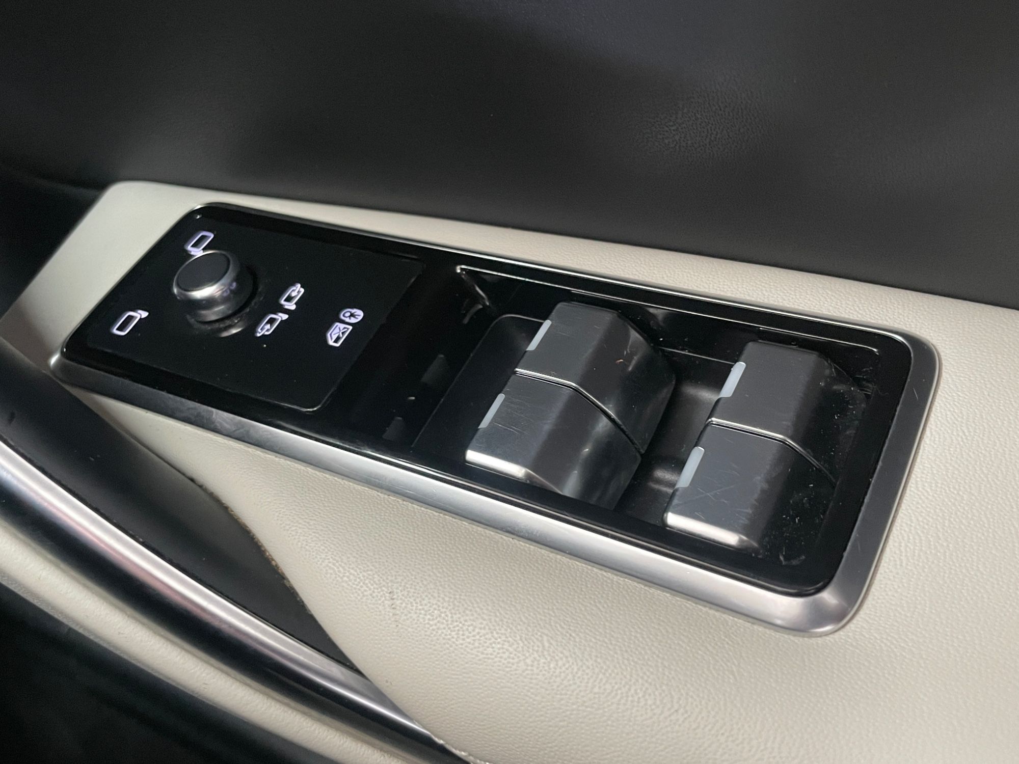 USED 2021 15 JAGUAR XF 2.0 D200 MHEV R-Dynamic SE Saloon 4dr Diesel Auto Euro 6 (s/s) (204 ps) 