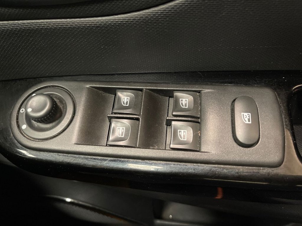 USED 2015 65 RENAULT CAPTUR 0.9 TCe ENERGY Dynamique Nav SUV 5dr Petrol Manual Euro 6 (s/s) (90 ps) Rear Parking Sensors