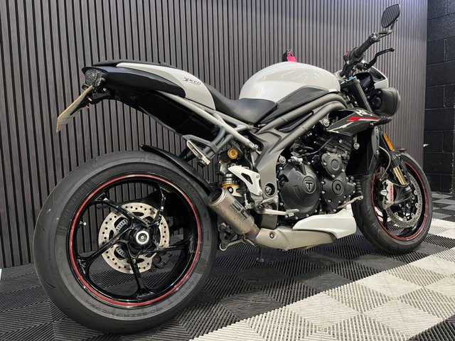 View our TRIUMPH SPEED TRIPLE 1050