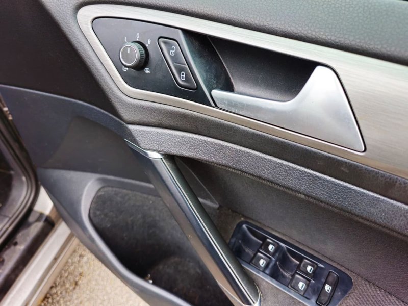 2015 Volkswagen Golf in grey — photo 14 of 29
