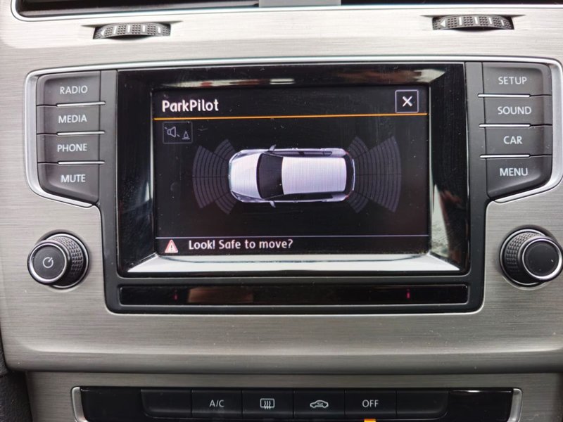 2015 Volkswagen Golf in grey — photo 18 of 29