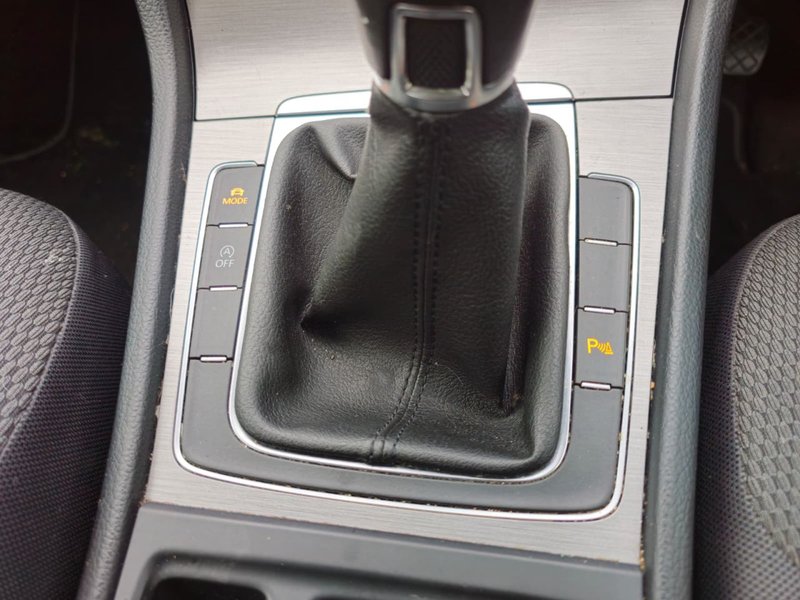 2015 Volkswagen Golf in grey — photo 23 of 29