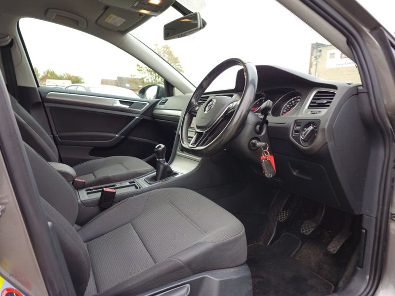 2015 Volkswagen Golf in grey — photo 26 of 29