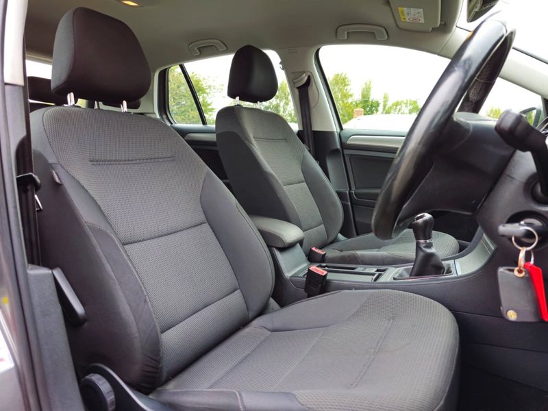 2015 Volkswagen Golf in grey — photo 27 of 29