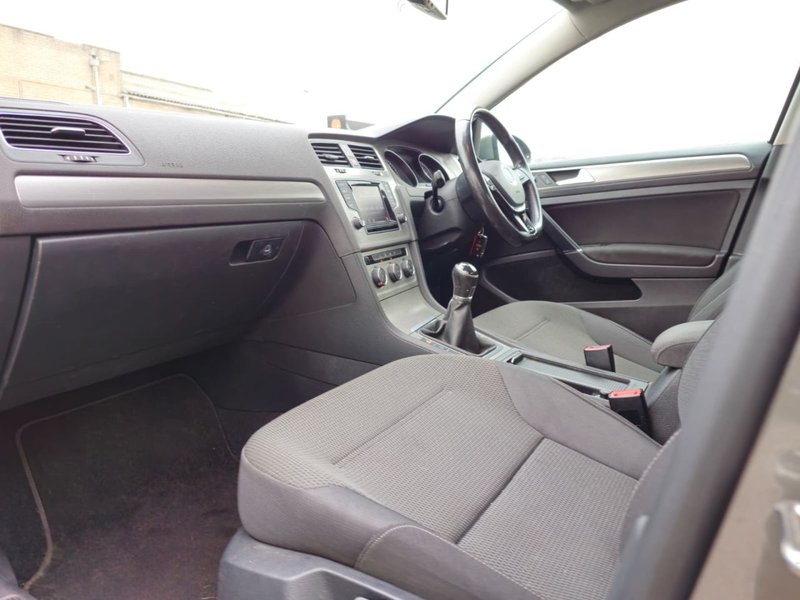 2015 Volkswagen Golf in grey — photo 28 of 29