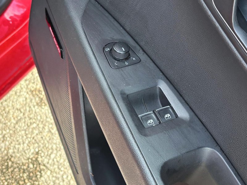 2014 SEAT Leon in red — photo 17 of 21