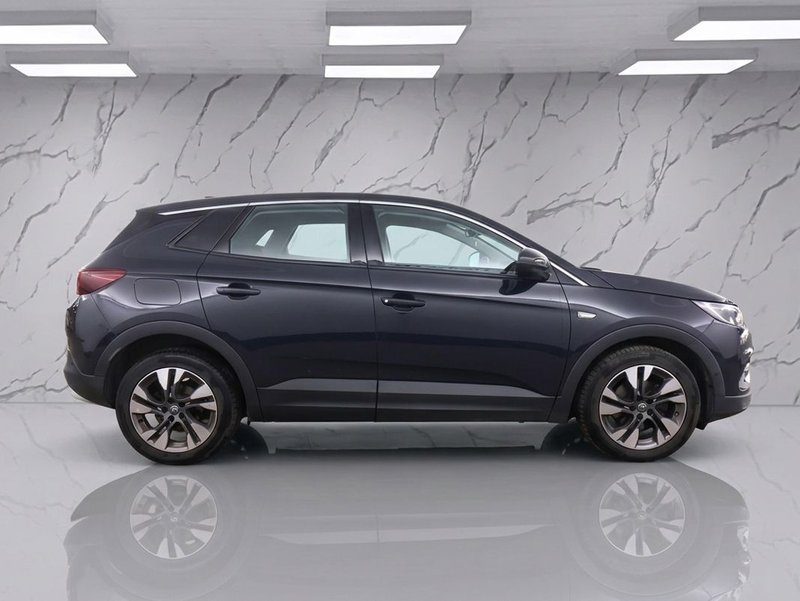 2019 Vauxhall Grandland X in grey — photo 3 of 8