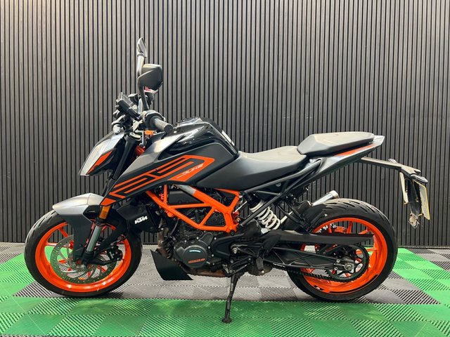 View our KTM 125 DUKE