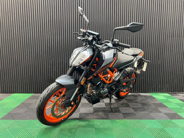 View our KTM 125 DUKE