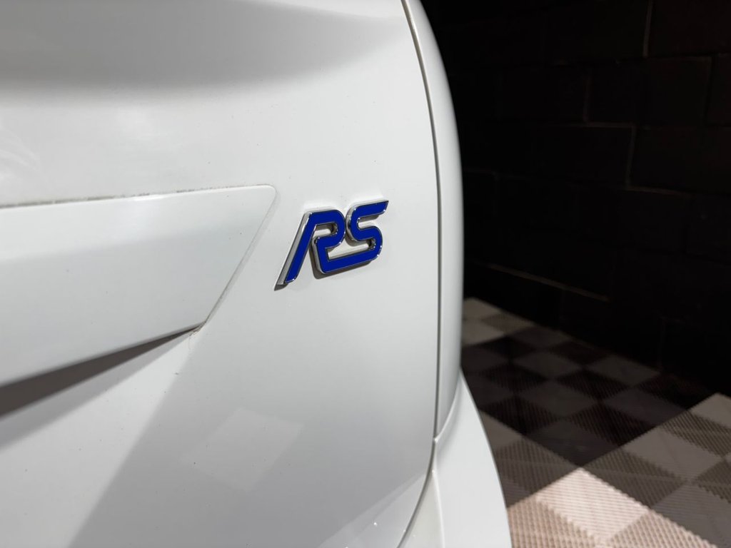 USED 2009 R FORD FOCUS 2.5 RS Hatchback 3dr Petrol Manual (225 g/km, 301 bhp) 