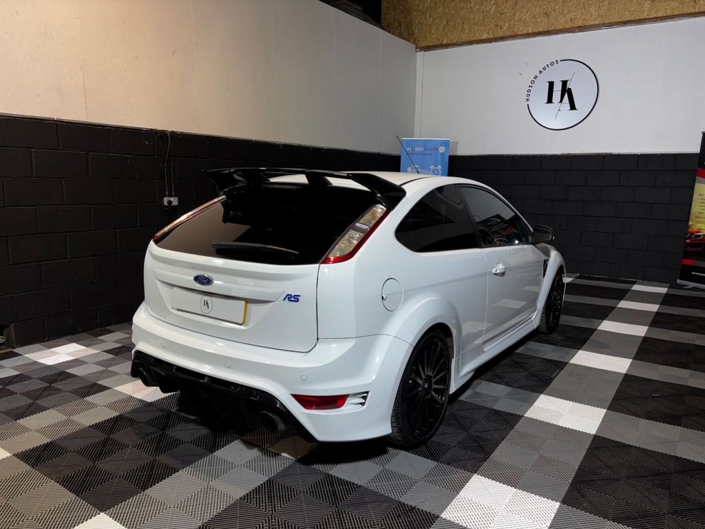 USED 2009 R FORD FOCUS 2.5 RS Hatchback 3dr Petrol Manual (225 g/km, 301 bhp) 
