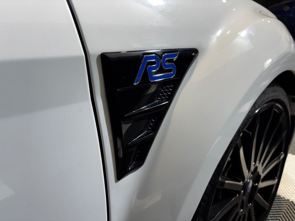 USED 2009 R FORD FOCUS 2.5 RS Hatchback 3dr Petrol Manual (225 g/km, 301 bhp) 